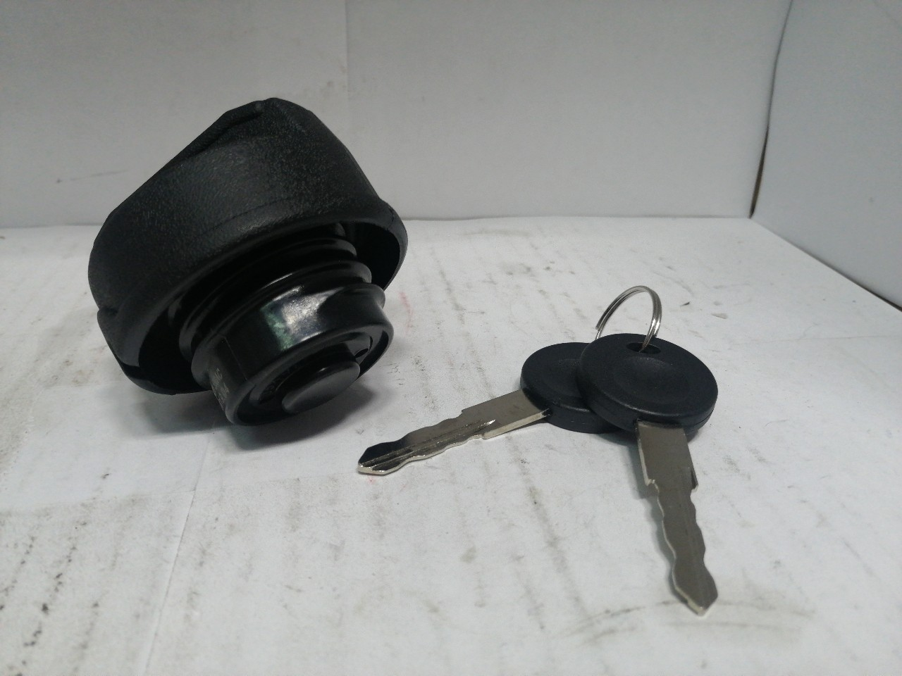 Купить запчасть VIKA - 82010137701 КРЫШКА БЕНЗОБАКА\ AUDI A4 VW GOLF/PASSAT 95>